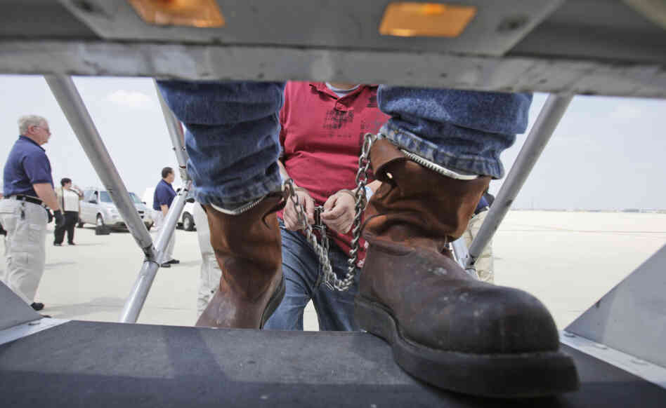 deportees in shackles deportees in shackles